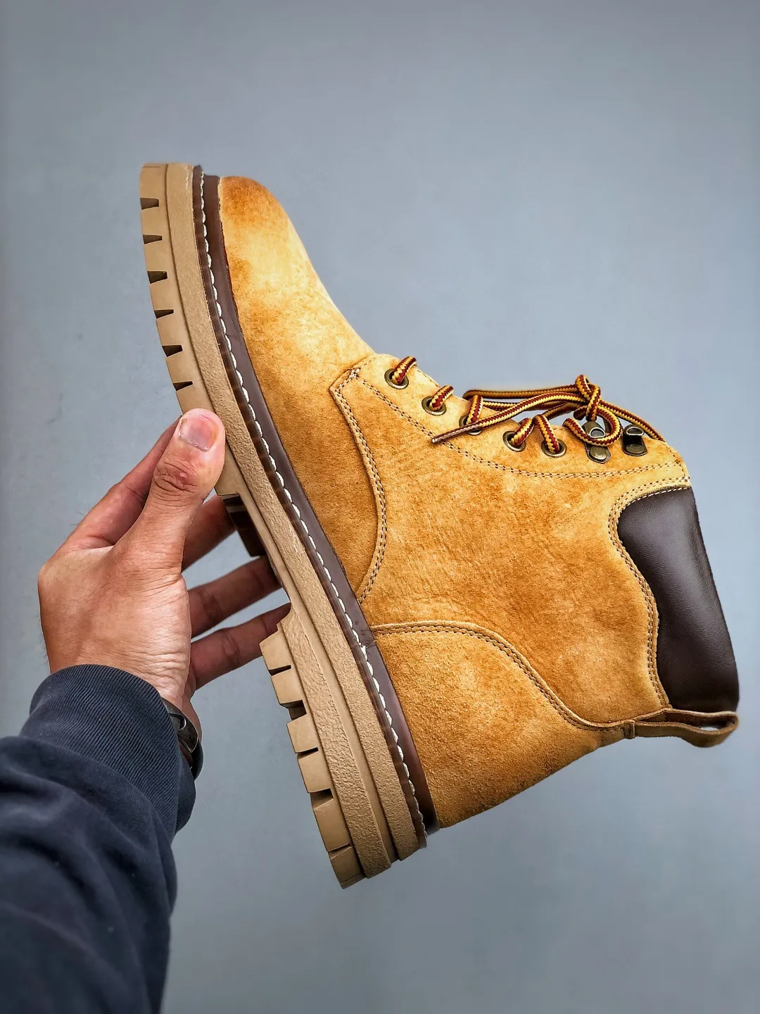 Local self-pickup💰560 supports store placement. New goods🚀#TimberlandTimberland/Timberland outdoor high-top casual rhubarb boots series #Guangdong Dachang quality, original box and original packaging, fashionable and trendy matching. The fabric is made of Italian 🇮🇹 top-grade frosted fine-grained cowhide. It is paired with anti-odor and anti-corrosion genuine leather latex insoles. The outsole and hardware are all made from OEM raw materials. The same as the original Goodyear never-opening process. Good products do not kill pigs. Exclusively launched on the whole network. There is no doubt about the quality. The whole set is packaged in the official website to give you the perfect wearing experience. The quality is exquisite and durable. A must-have for sportsmen. Specially designed to treat those who are not handsome. High-quality and first-class foot feel. Specially used for cold protection and outdoor use this winter. Casual matching for daily use. Size: 38-44 (leather shoe size)